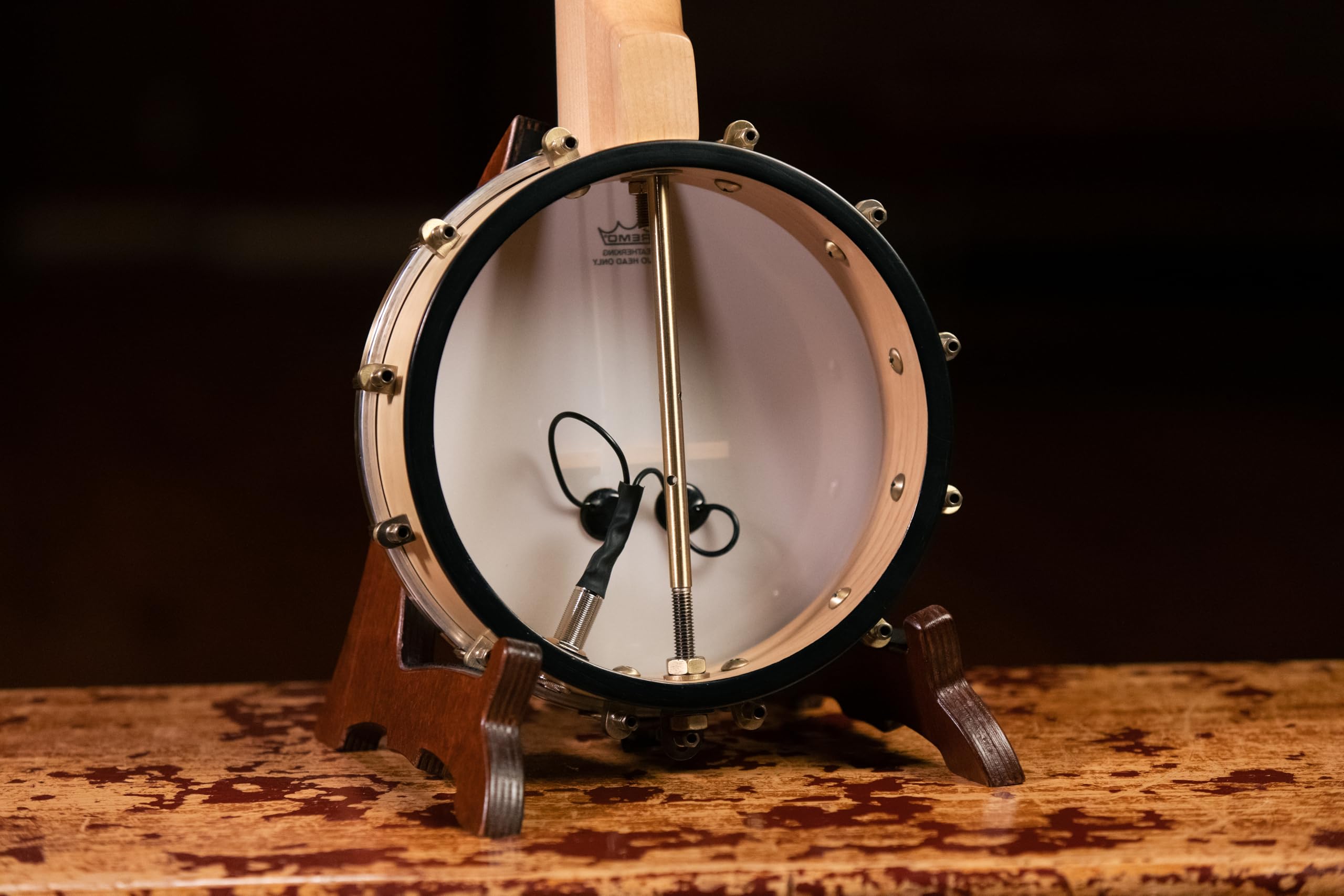 ortega-guitars-oubje90-ma-banjolele-4-corde-con-pickup-e-borsa image 4