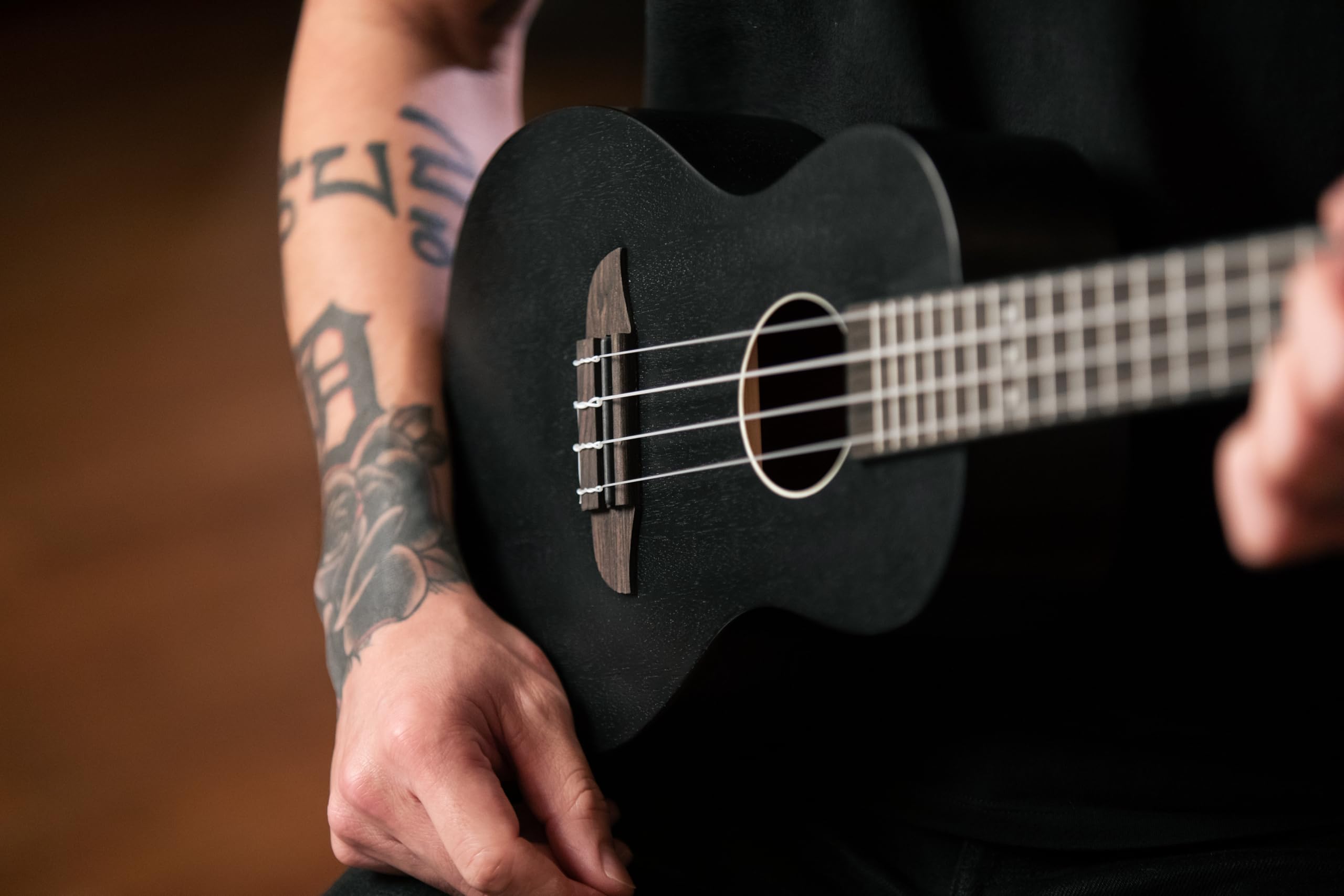 ortega-guitars-ruhz-sbk-ukulele-concerto-acustico-horizon-series-okoume-black image 3