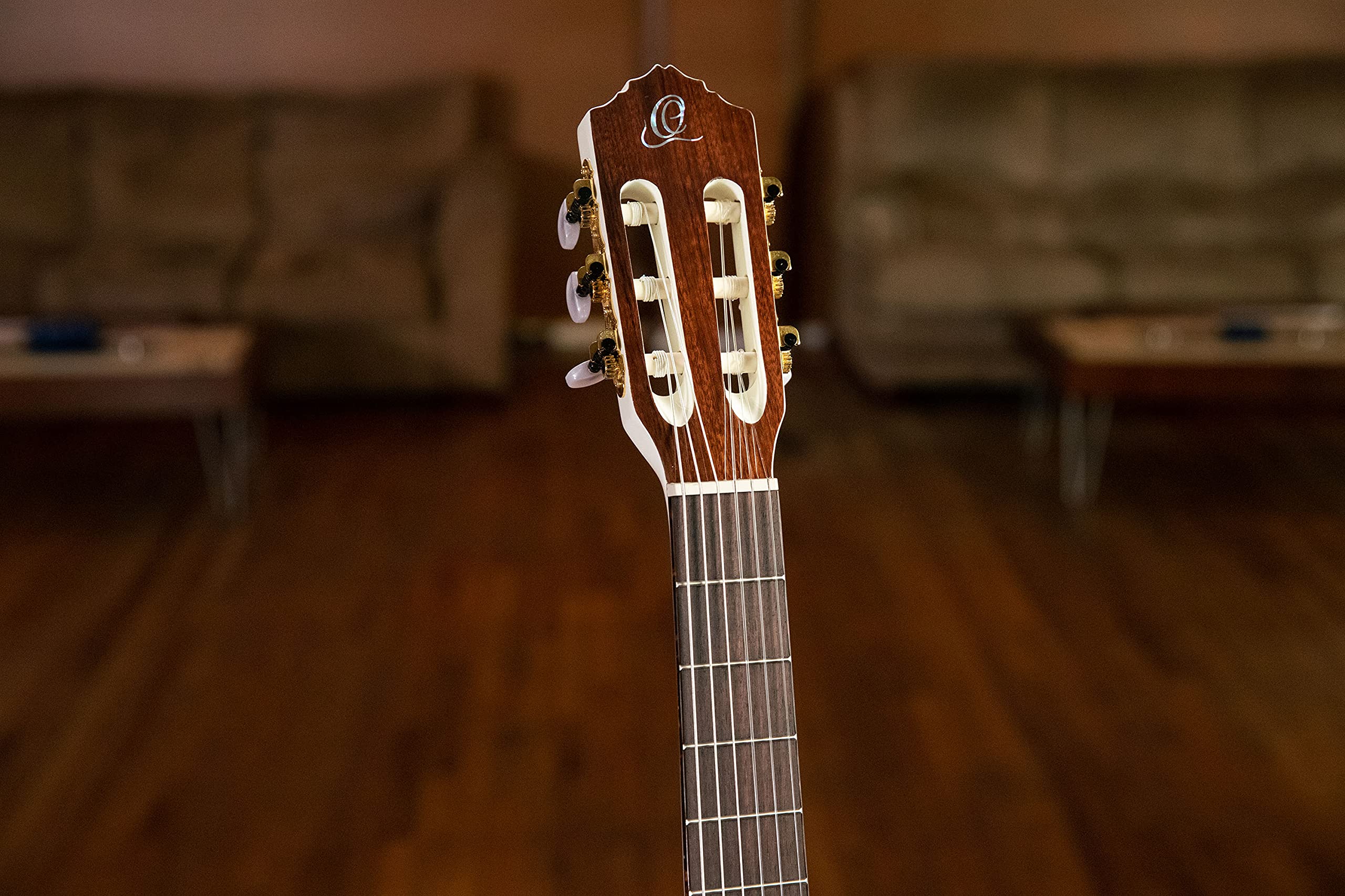 ortega-guitars-rce145wh-chitarra-classica-elettrificata-4-4-cutaway-bianca image 5