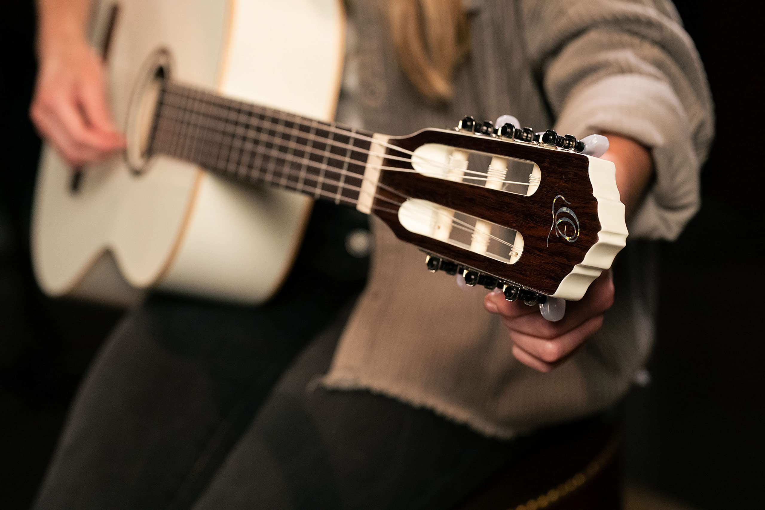 ortega-guitars-r121snwh-family-series-chitarra-classica-concerto-bianca image 8