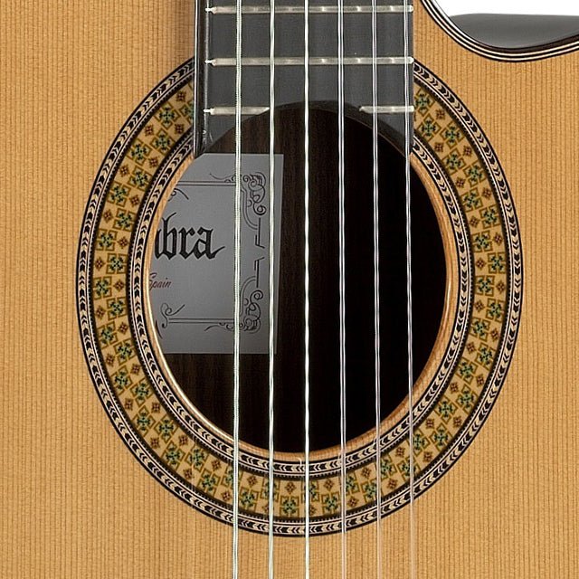 alhambra-guitarras-9p-cw-e8-chitarra-classica-elettrificata-spalla-mancante image 3