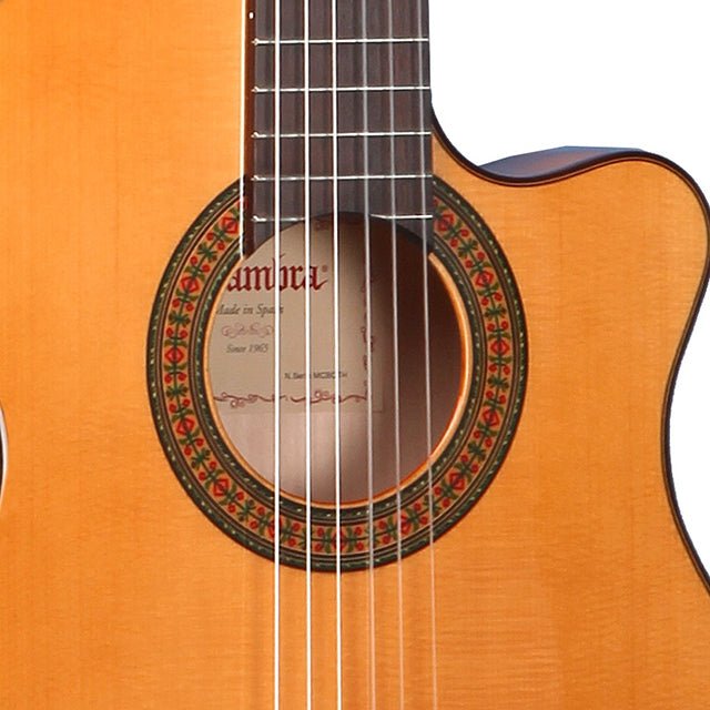 alhambra-guitarras-3-f-ct-e1-chitarra-flamenca-elettrificata-stretta image 3
