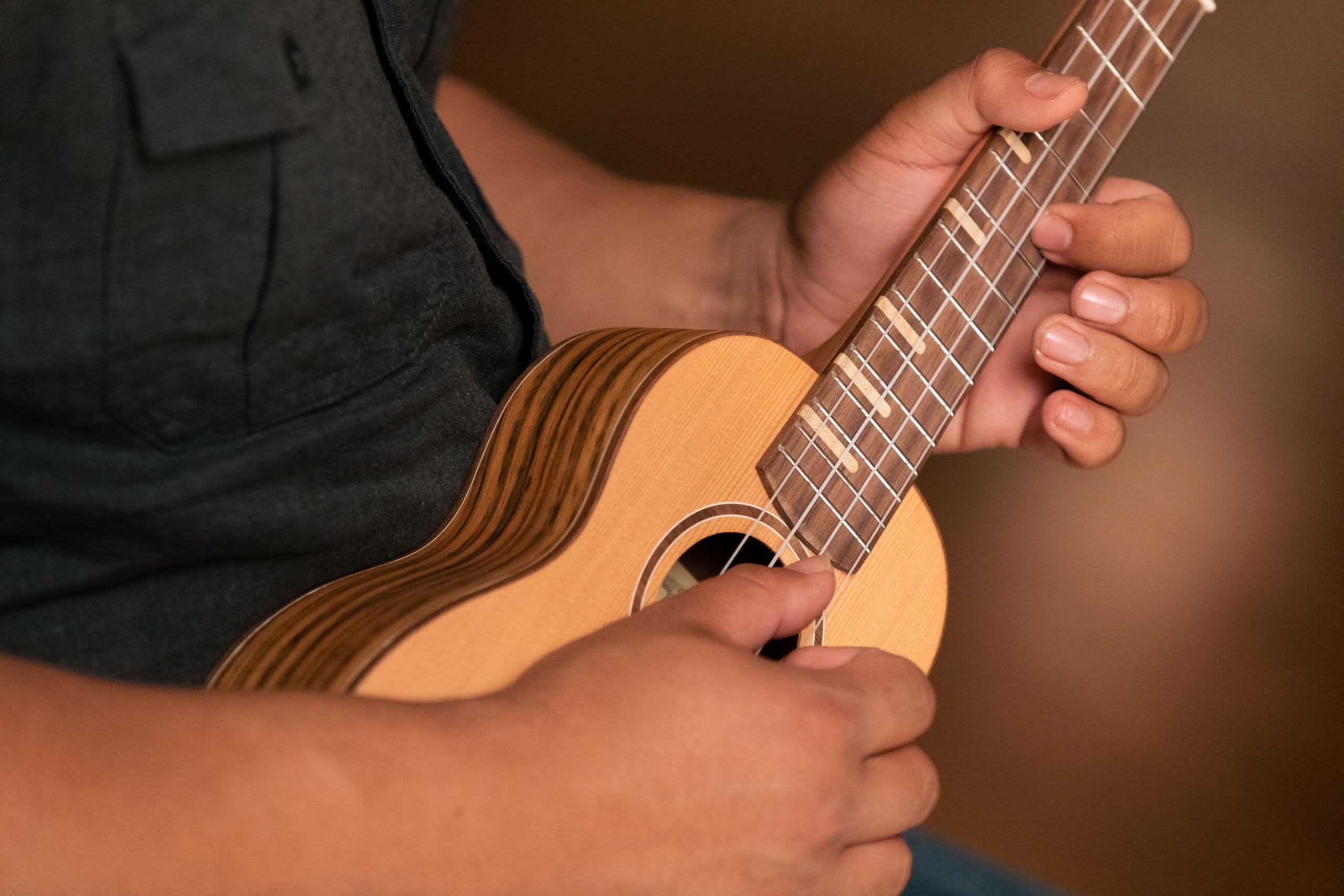 ortega-guitars-ruti-so-ukulele-soprano-acustico-timber-series-cedro-noce-natural image 6