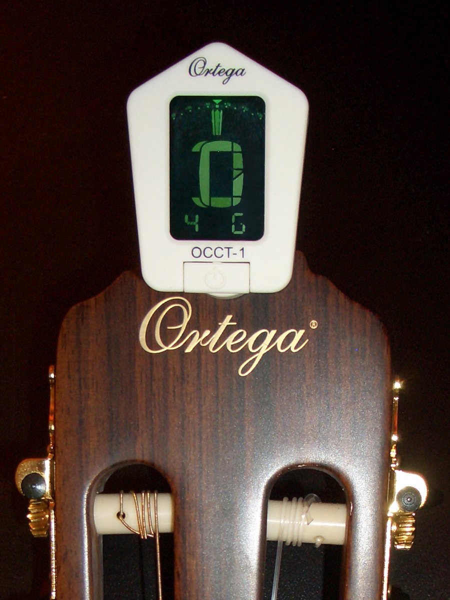 ortega-guitars-accordatore-cromatico-a-clip-in-gomma-nero image 2