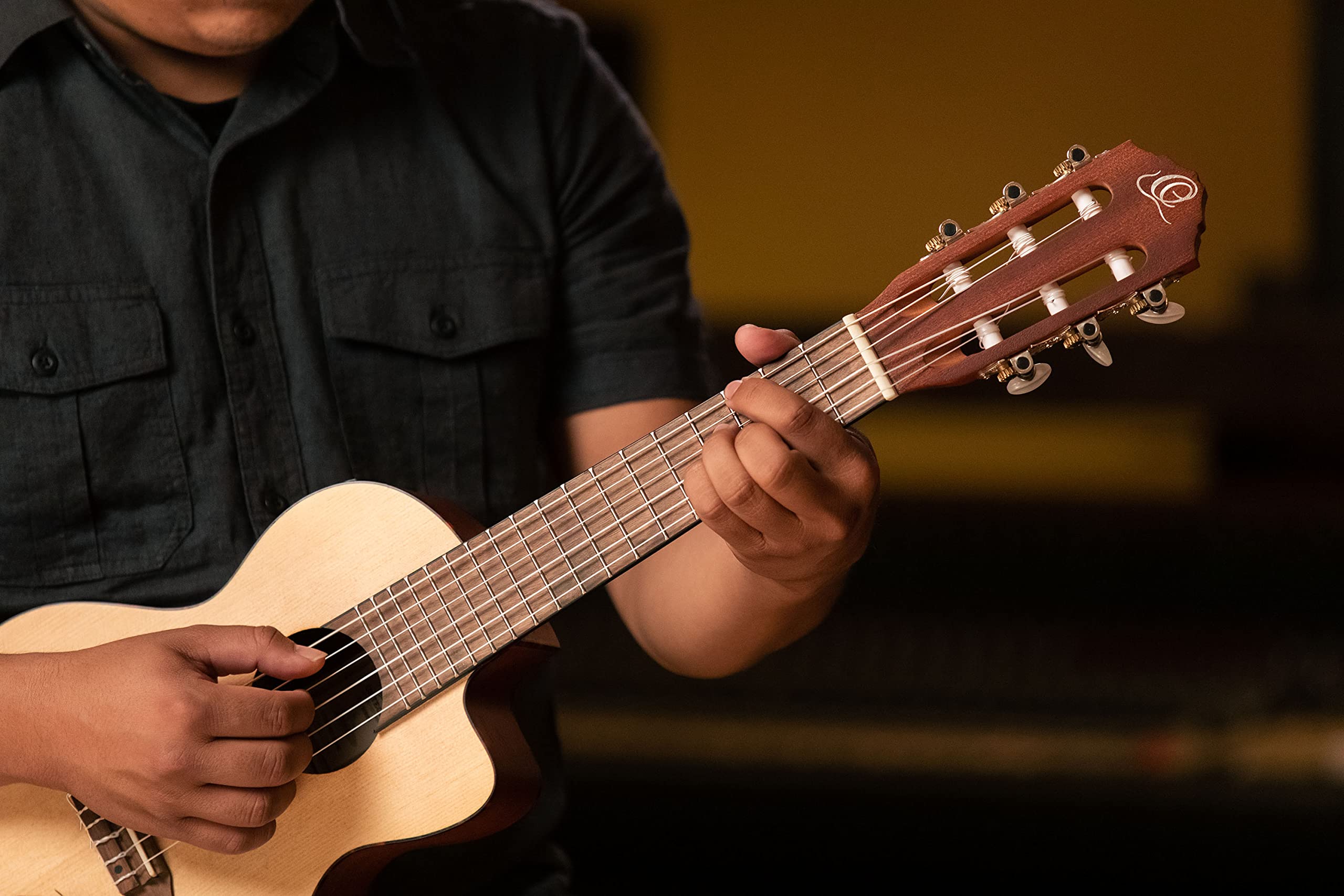 ortega-guitars-rgl5ce-guitarlele-elettroacustico-6-corde-top-in-abete-con-incisi image 5